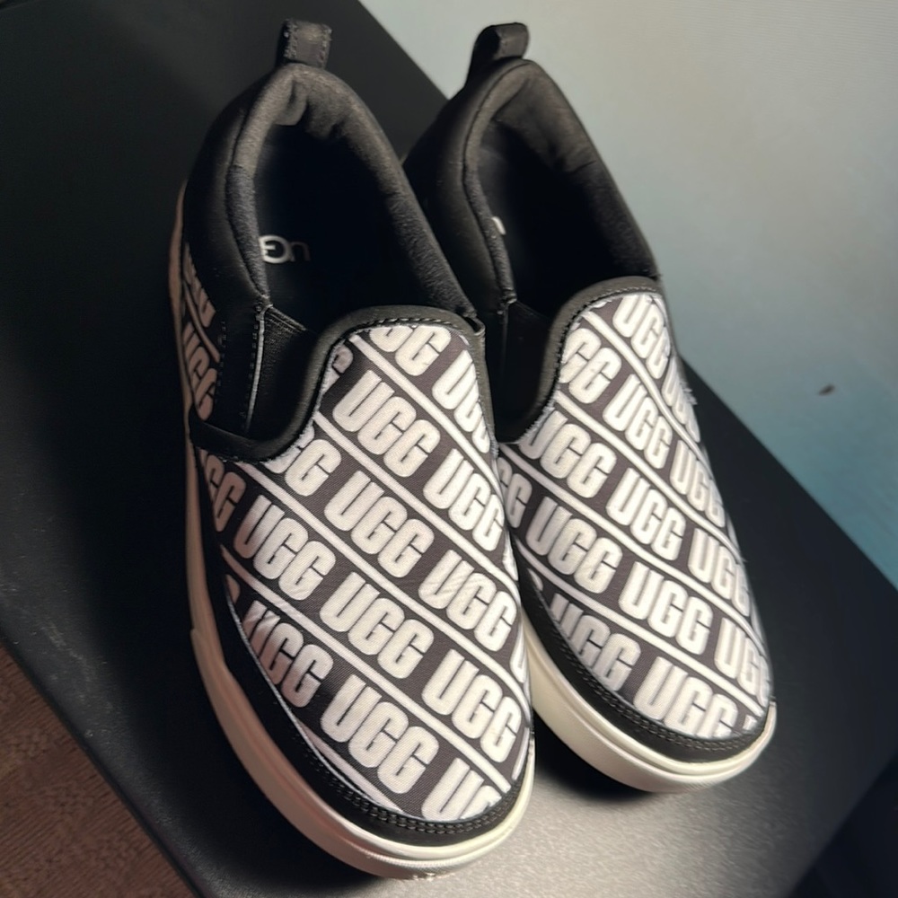 UGG sneakers never worn size 5